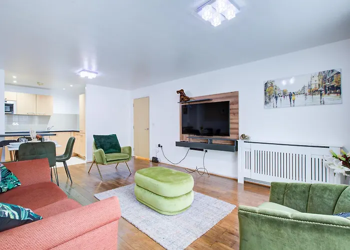 Newly Furnished Stunning 2 Bedroom Flat